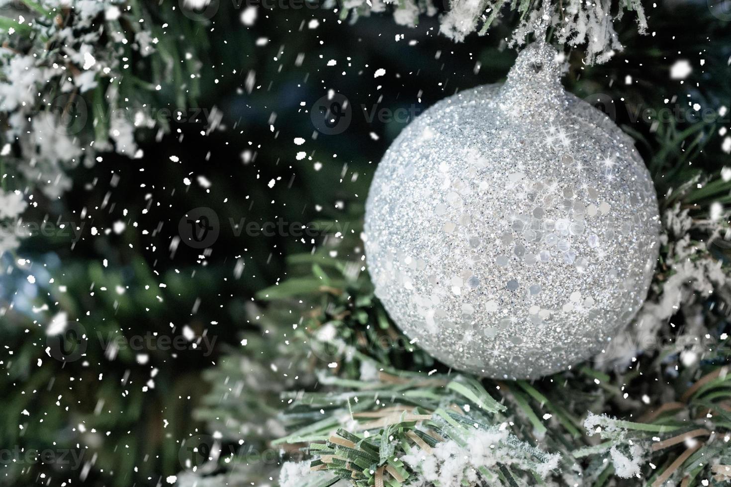 dekorierte Weihnachtskugel auf Baum Urlaub Hintergrund des neuen Jahres foto