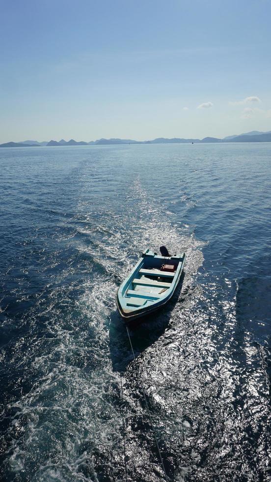 Boot markiert hinter Segelboot foto