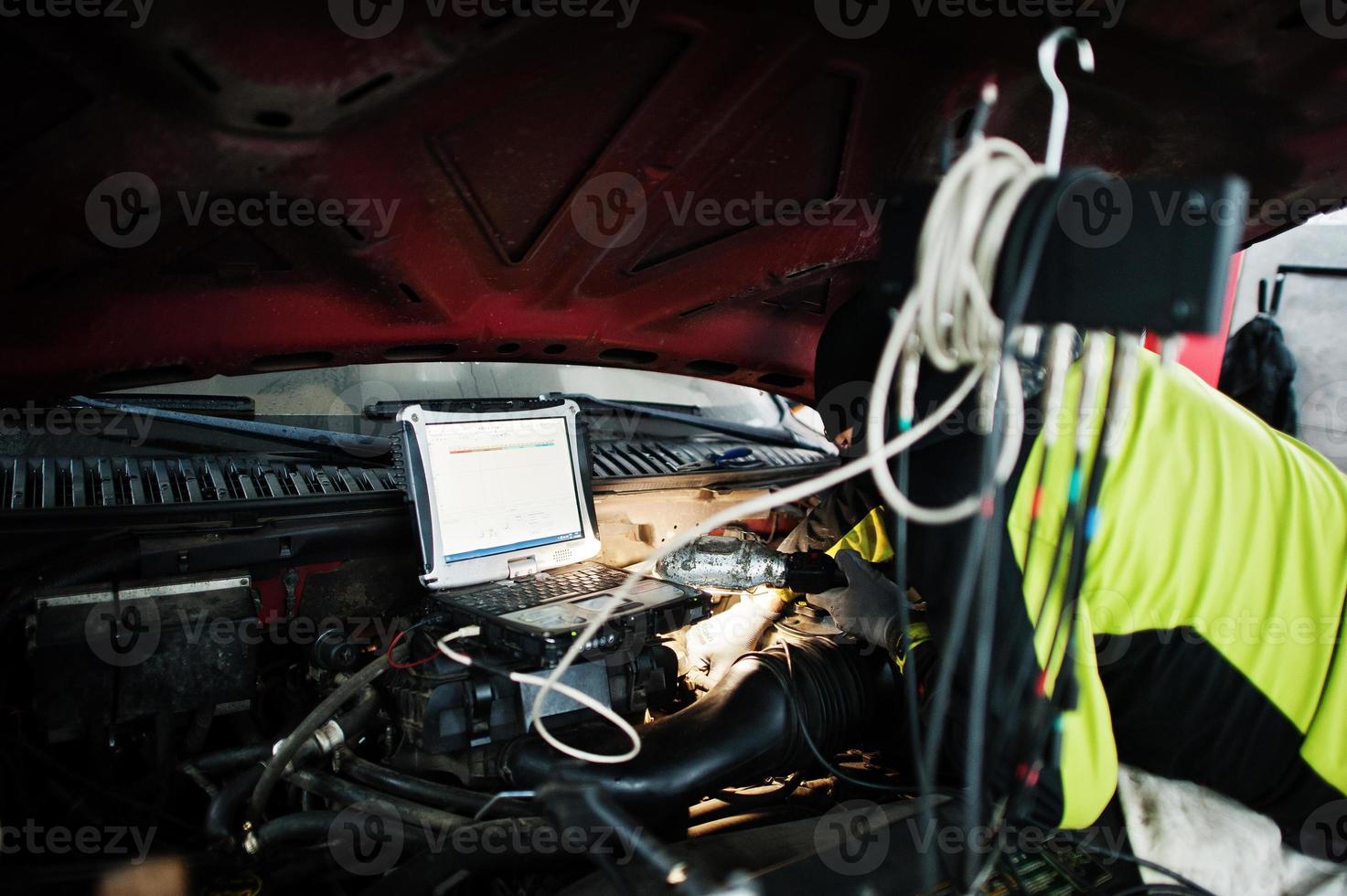 Automechaniker stellt amerikanisches SUV-Auto zur Diagnose und Konfiguration in der Werkstatt-Servicestation ein. foto