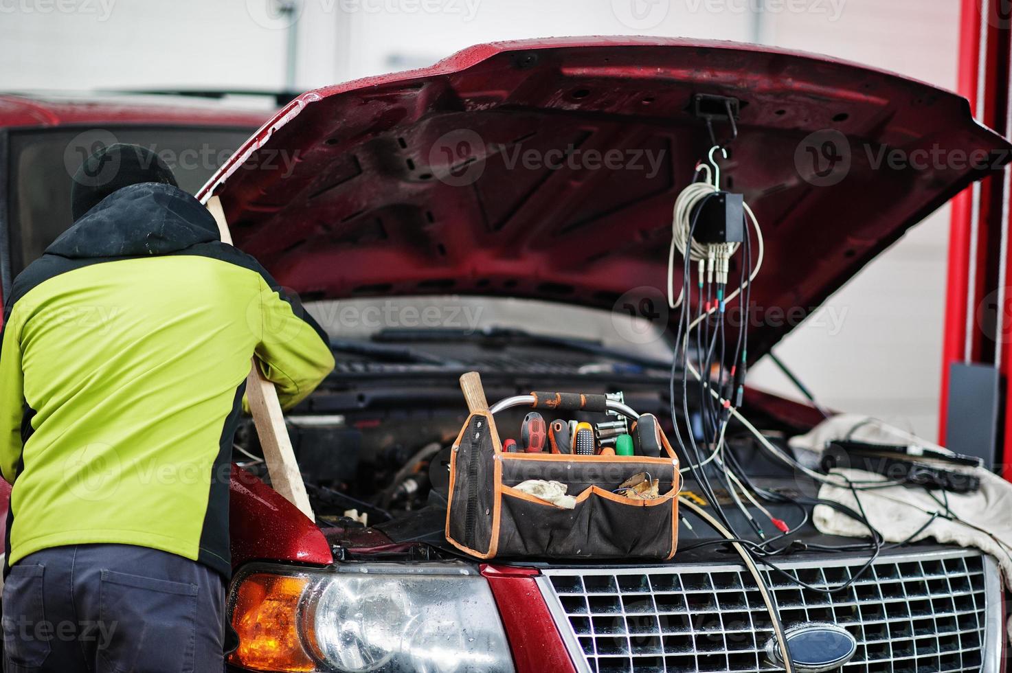 Automechaniker stellt amerikanisches SUV-Auto zur Diagnose und Konfiguration in der Werkstatt-Servicestation ein. foto