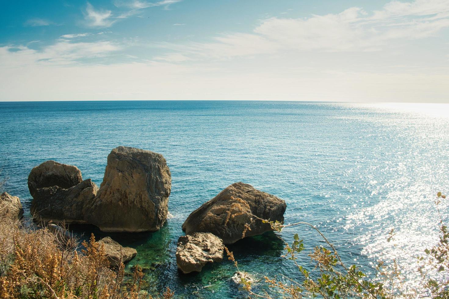 sandiger küstenabschnitt zwischen varigotti und dem ligurischen ende, mit einem seidigen effekt des meerwassers an einem warmen frühlingstag im jahr 2022 foto