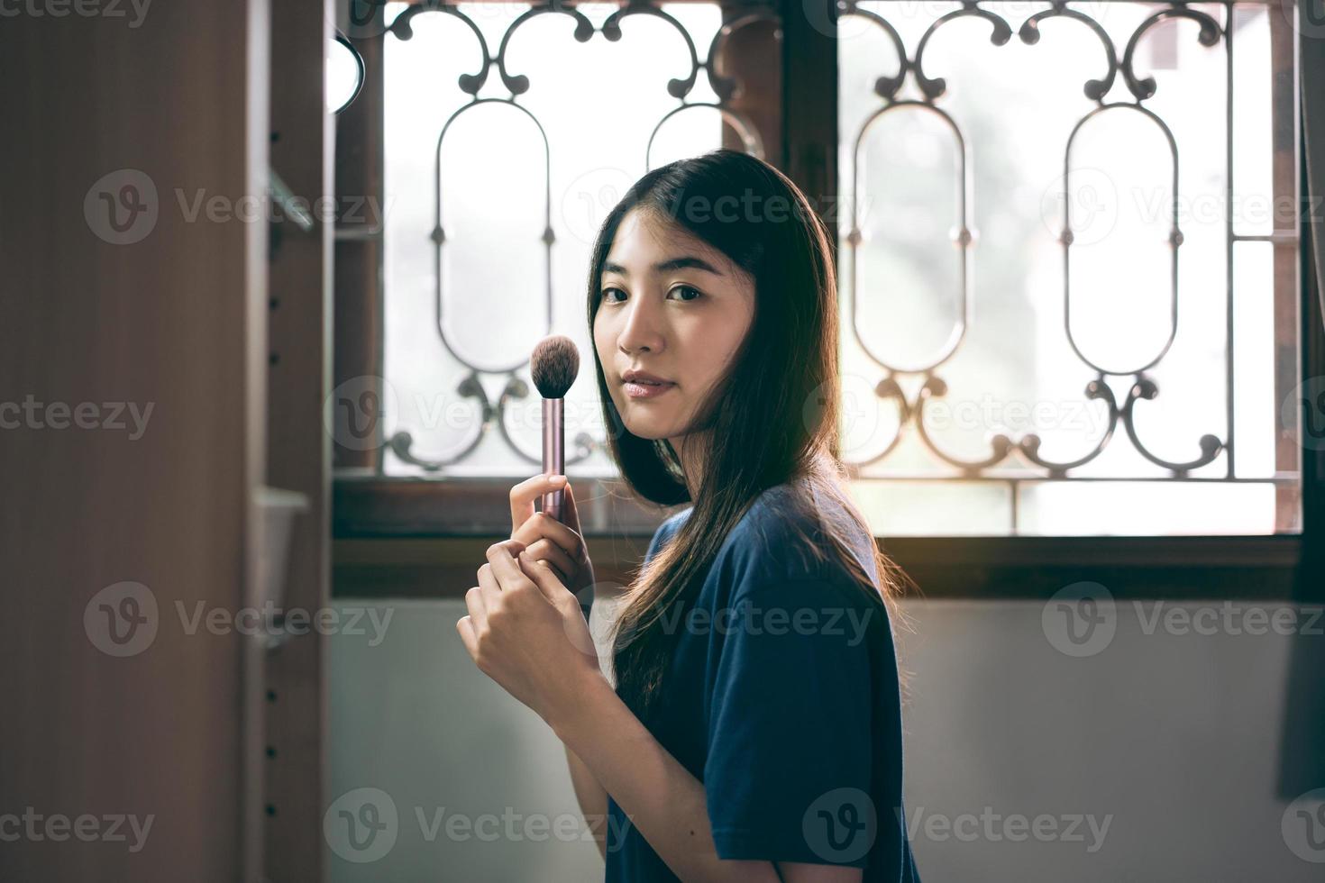 Portrait von einzelnen Stills Wellness junge erwachsene asiatische Frau Make-up vor dem Spiegel zu Hause foto