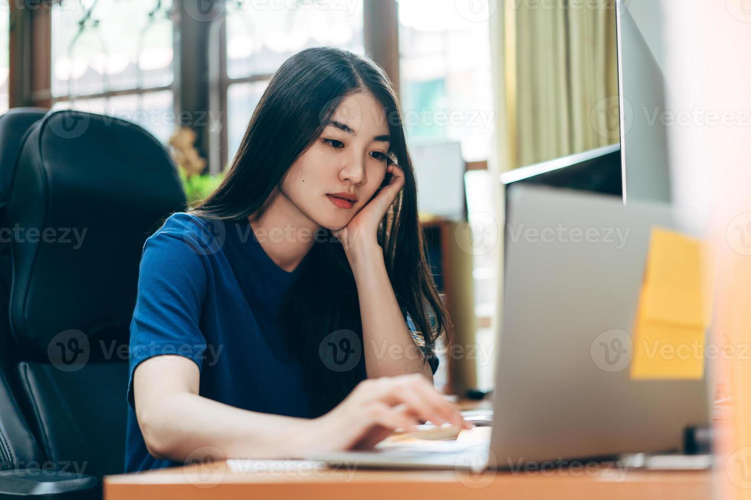 junge erwachsene geschäftsfreiberuflerin asiatische frau, die zu hause im büro arbeitet. foto