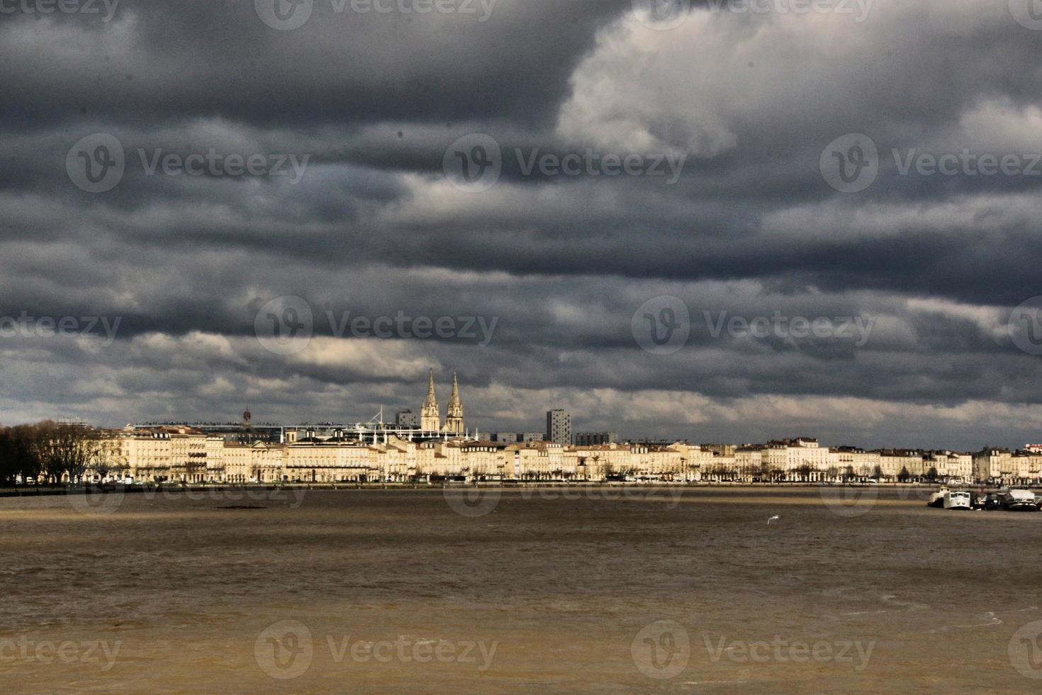 ein blick auf die stadt bordeaux in frankreich foto