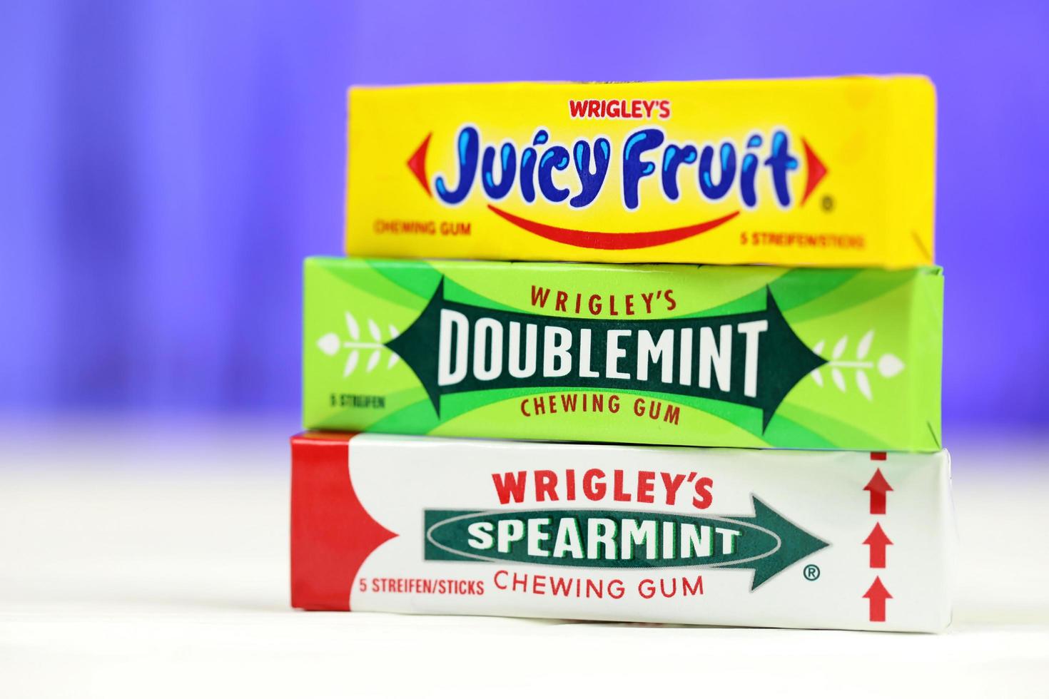 kharkov, ukraine - 14. februar 2021 wrigleys spearmint doublemint and juicy fruit kaugummi im klassischen design foto