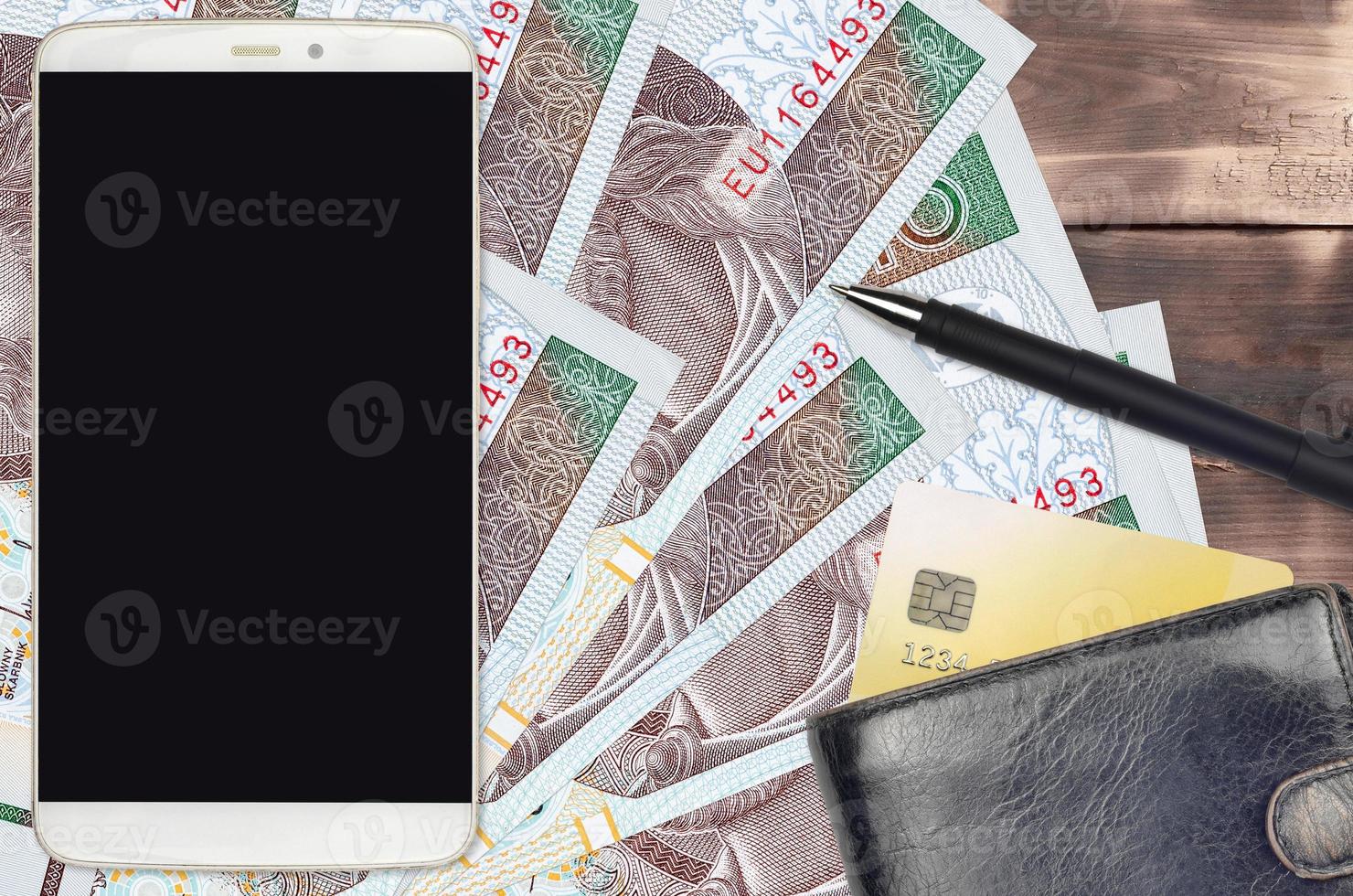 10 polnische Zloty-Scheine und Smartphone mit Geldbörse und Kreditkarte. E-Payments oder E-Commerce-Konzept. Online-Shopping und Geschäfte mit tragbaren Geräten foto