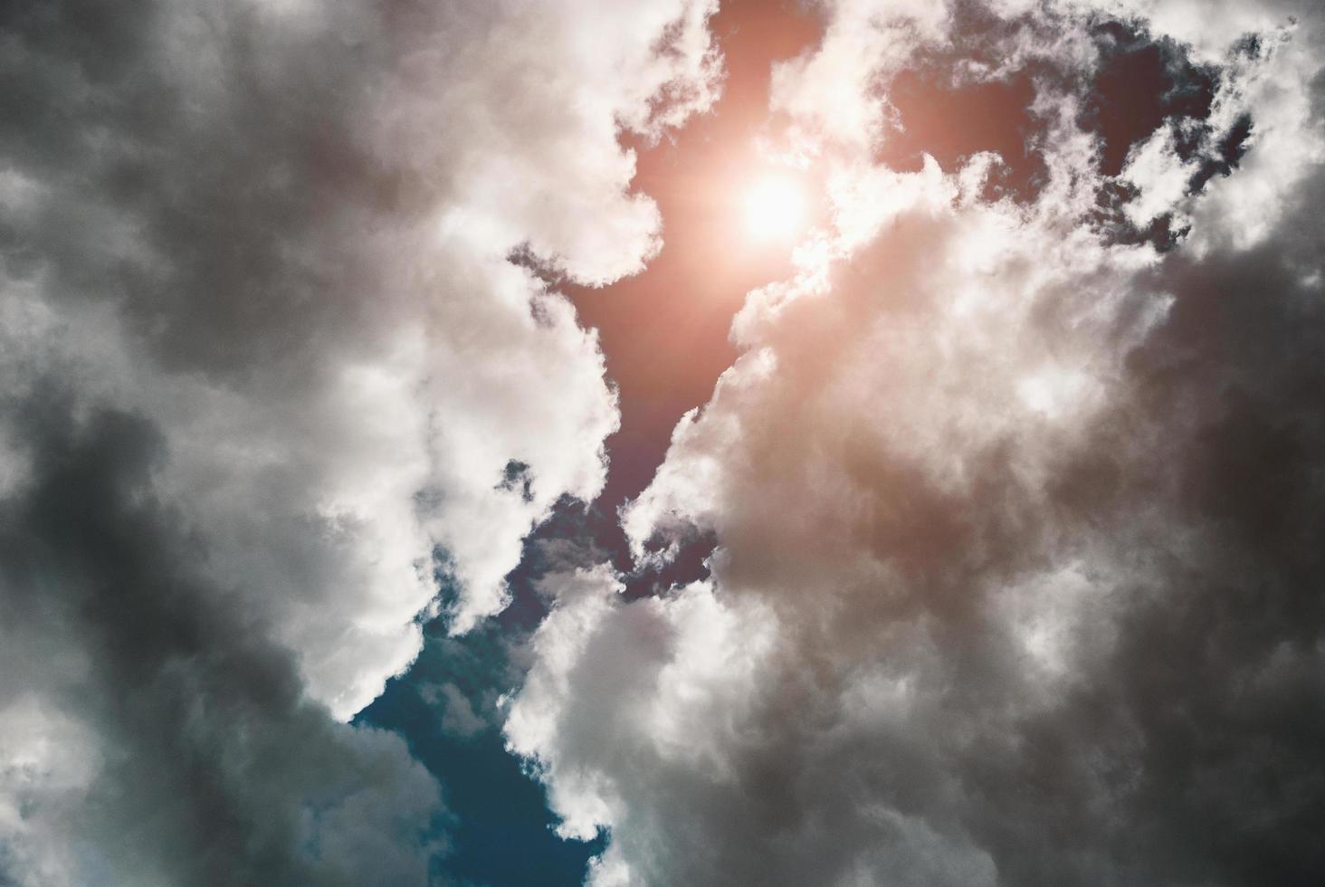 Sonne scheint durch Gewitterwolken, dramatische Himmelslandschaft mit Gewitterwolken oben foto