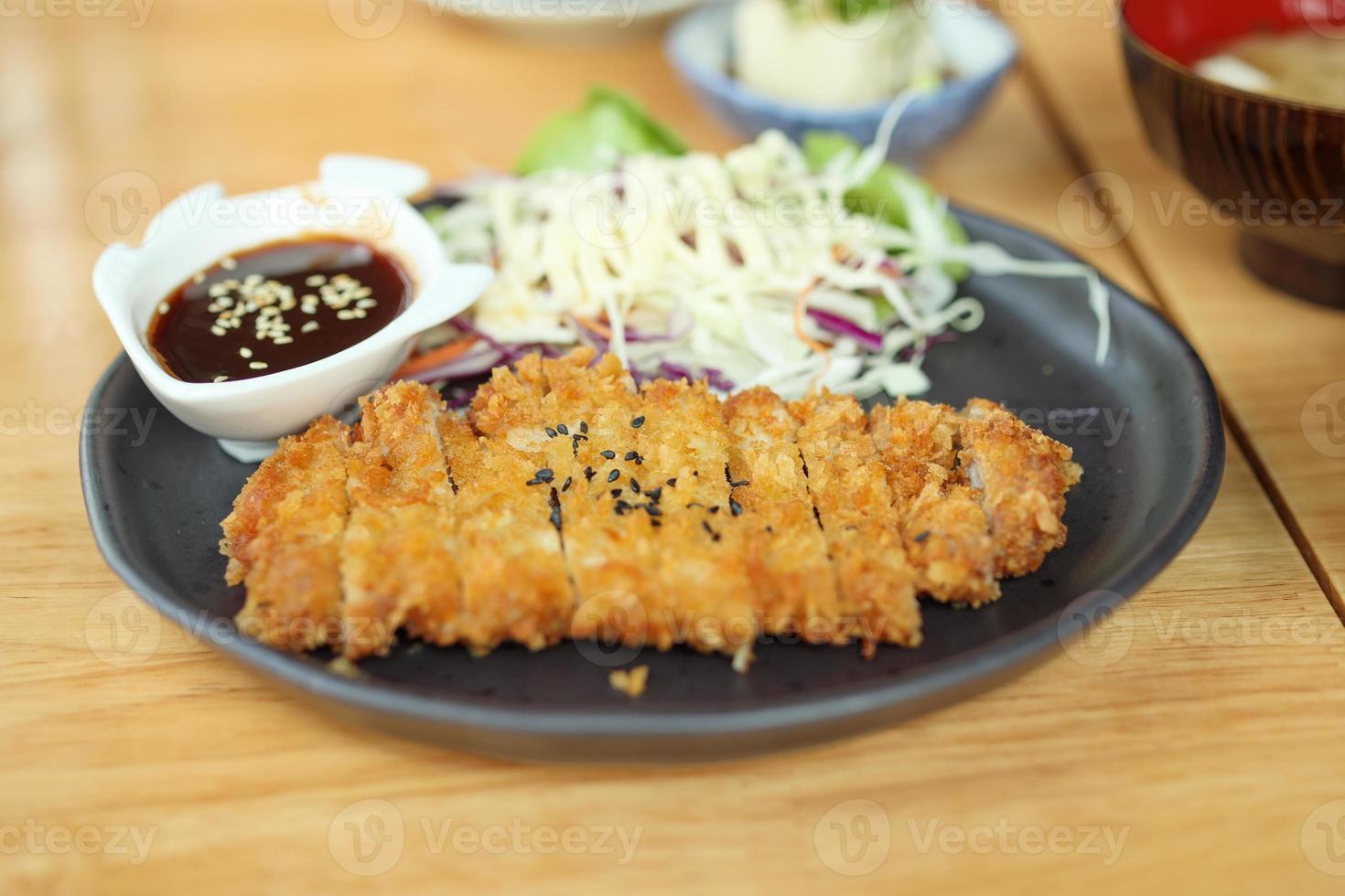 tonkatsu paniertes schweinekotelett japanisches essen foto