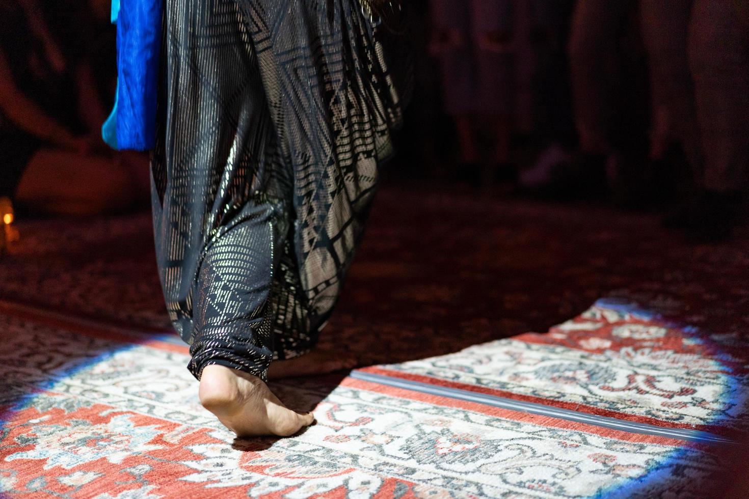 Tänzer Beinarbeit auf einem Teppich foto