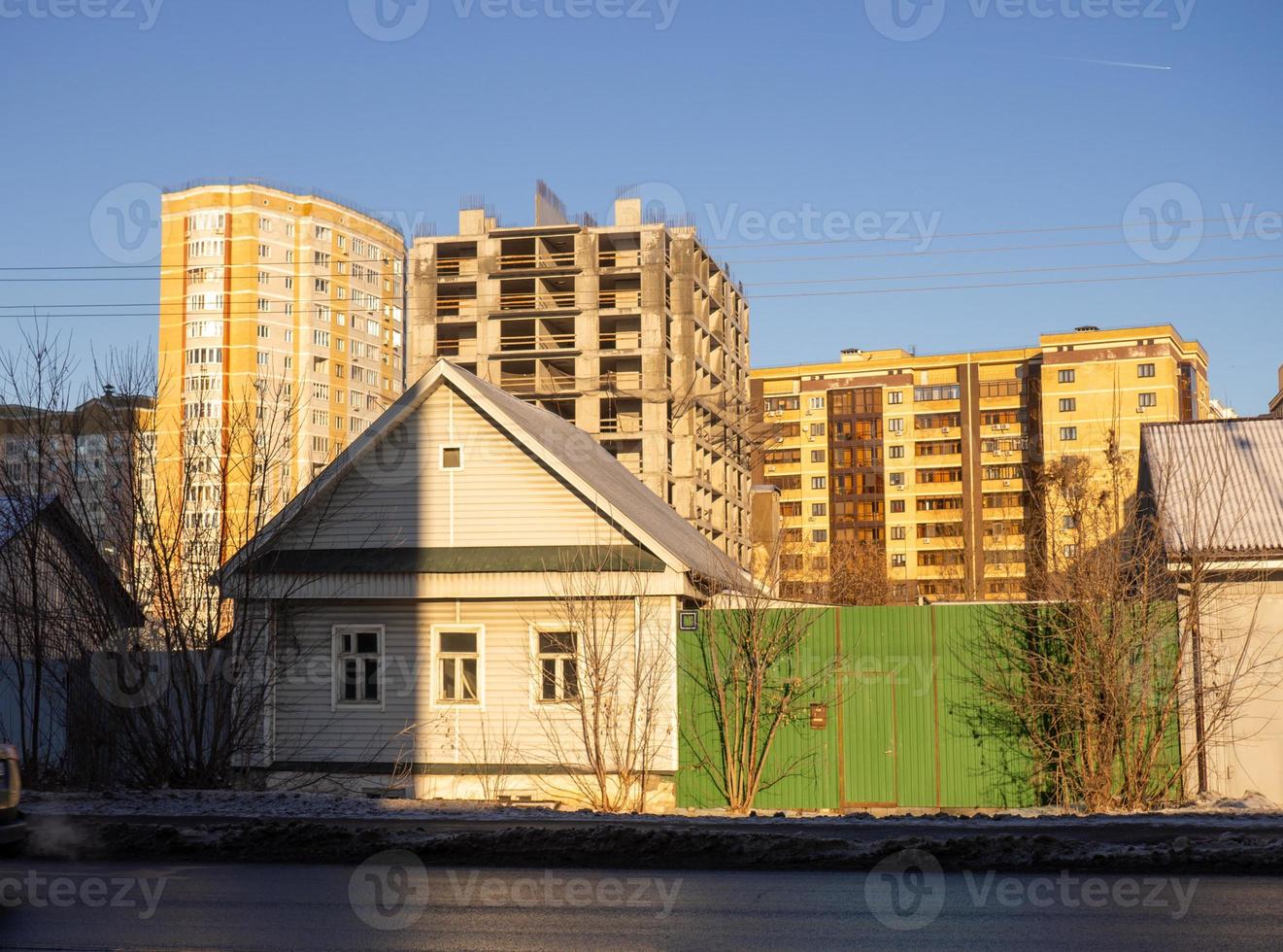 Urbanisierung. alte kleine Häuser vor dem Hintergrund großer Hochhäuser foto