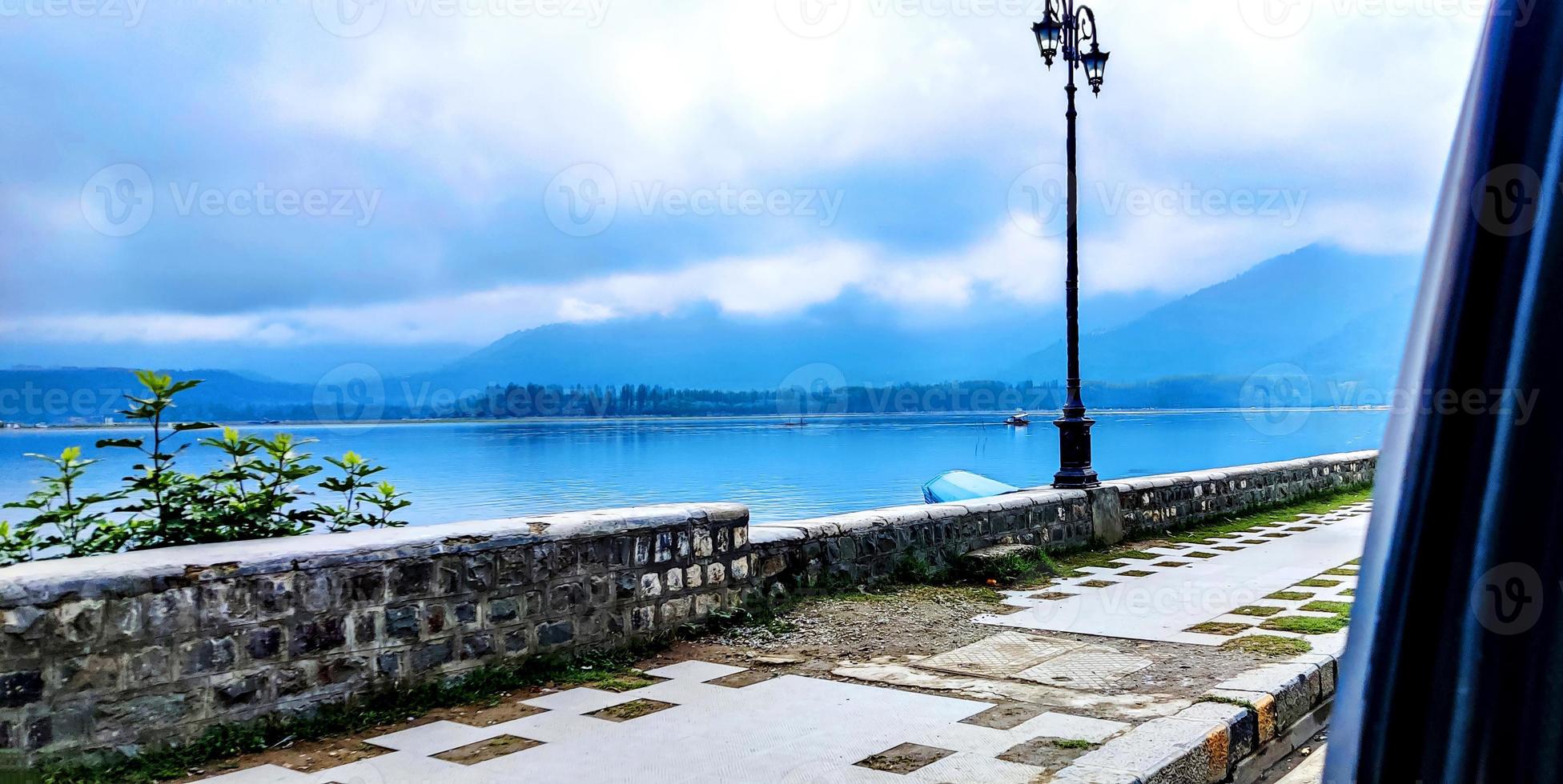 schöne aussicht auf den dal-see von der straßenseite foto