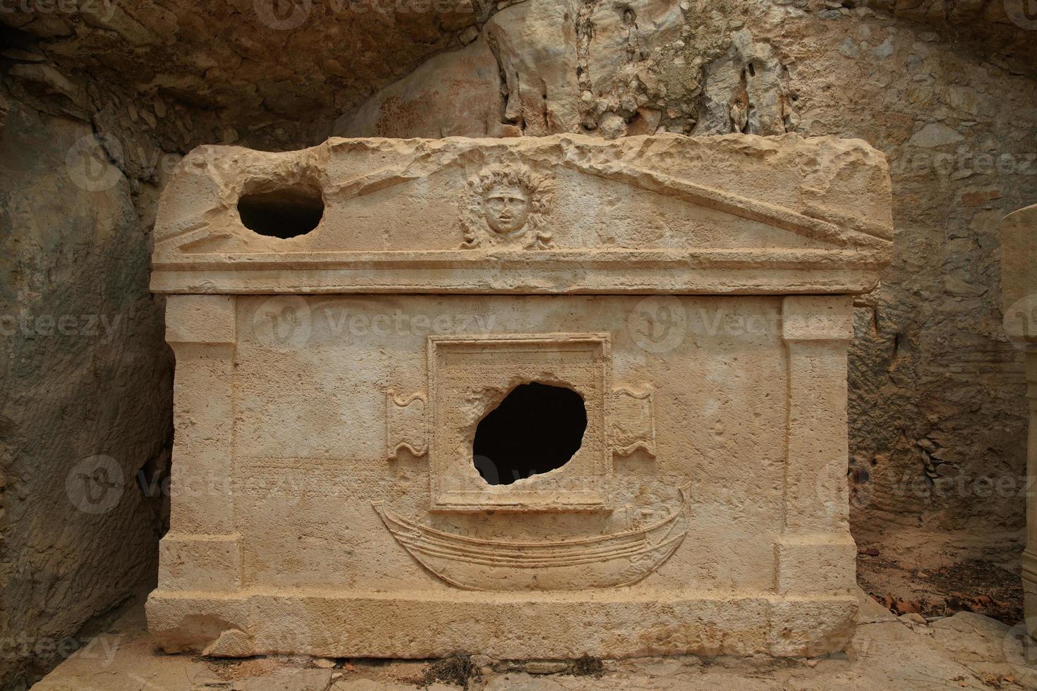 sarkophag von kapitän eudemos in der antiken stadt olympus in kumluca, antalya, turkiye foto