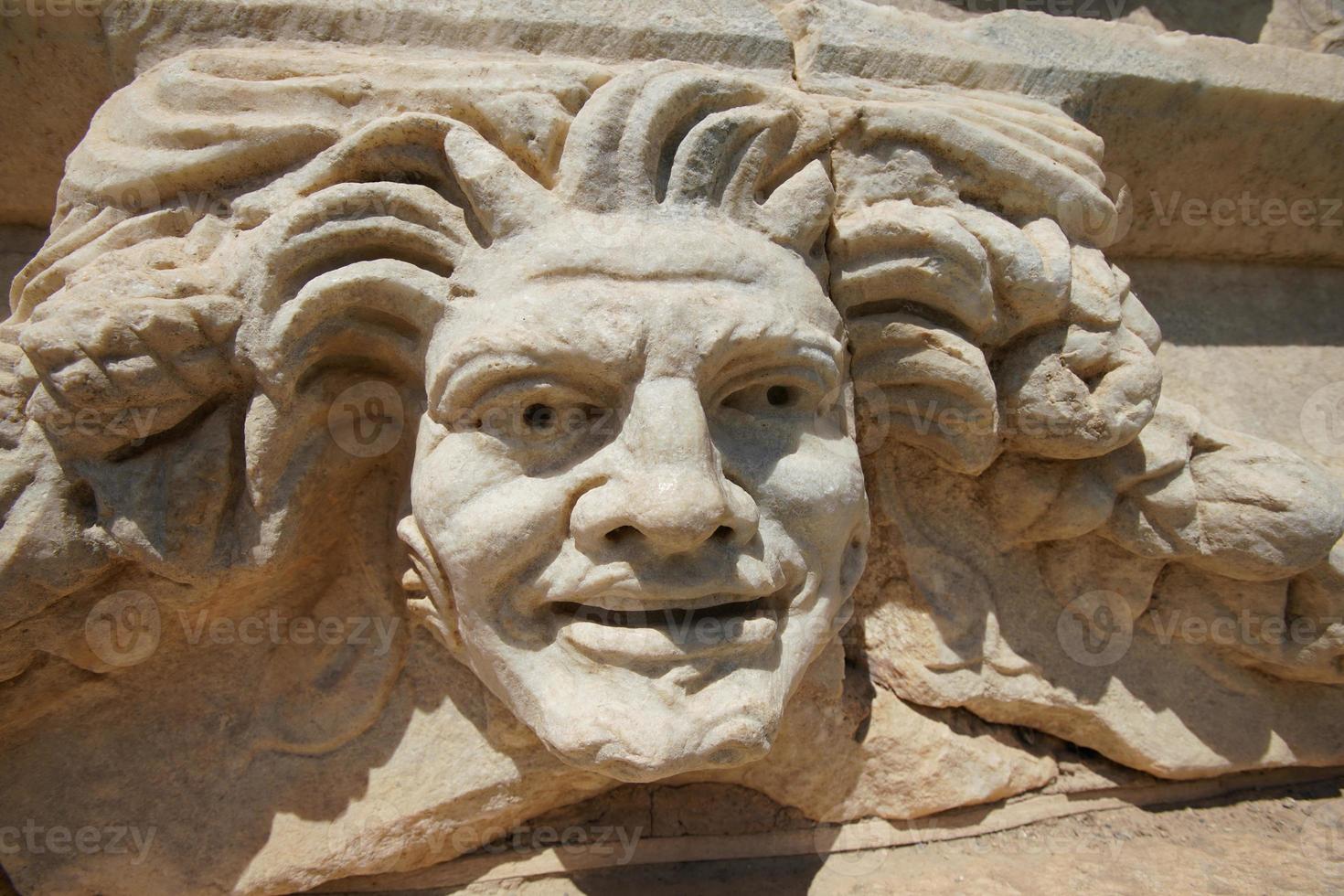 Altes Maskenrelief in der antiken Stadt Aphrodisias in Aydin, Türkei foto
