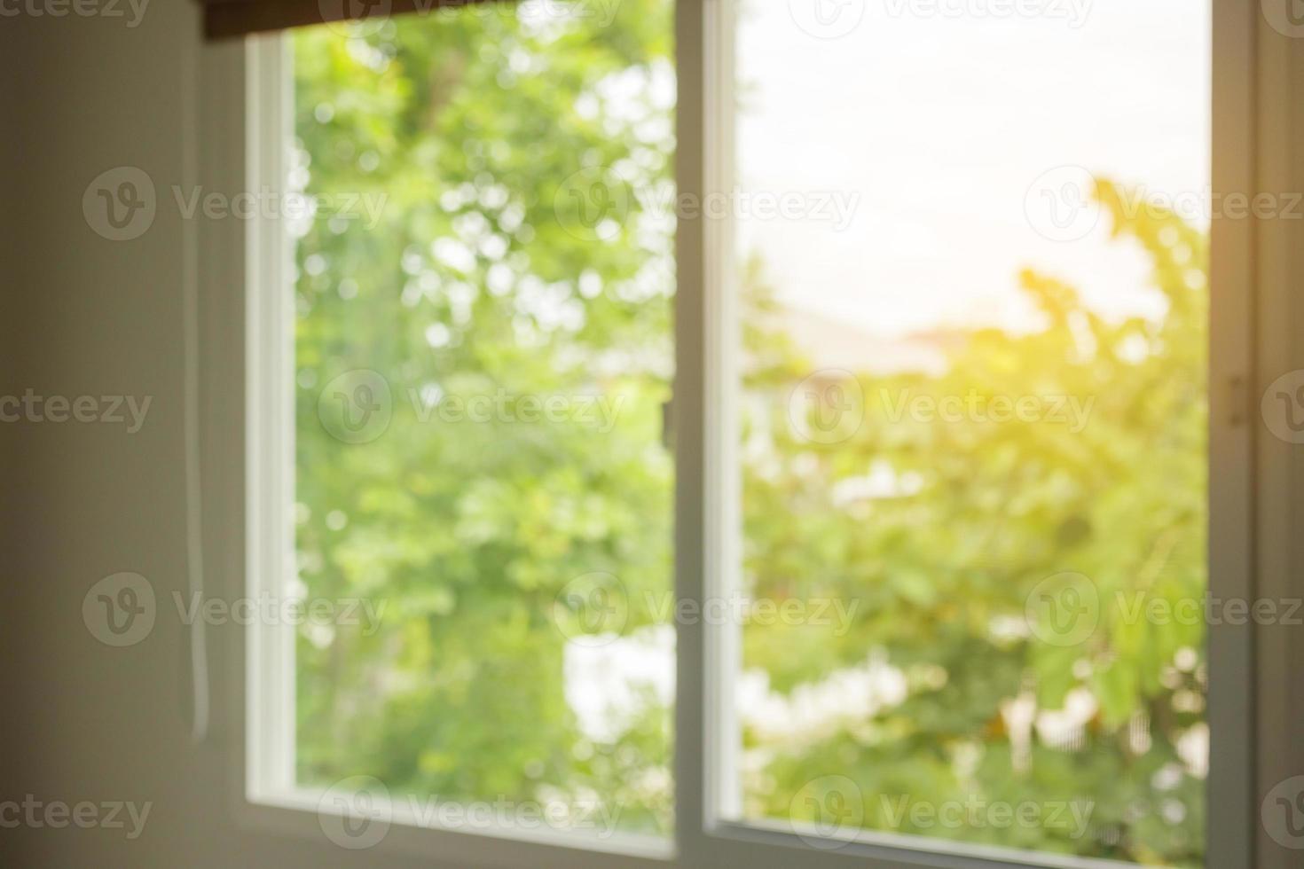 abstrakte Unschärfefensterinnenraum mit grünem Gartenansichthintergrund foto