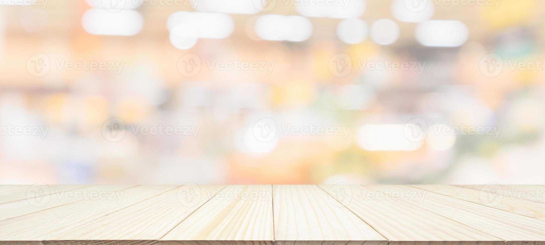 holztischplatte mit supermarkt-lebensmittelgeschäft verschwommener hintergrund mit bokeh-licht für produktanzeige foto