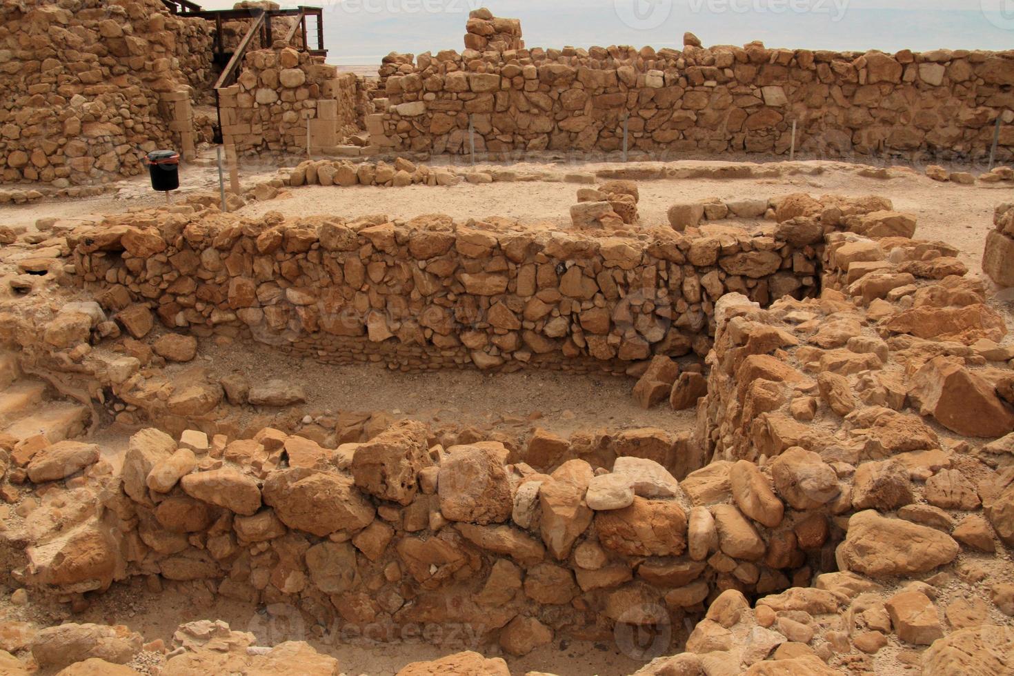 eine ansicht von qumran in israel foto