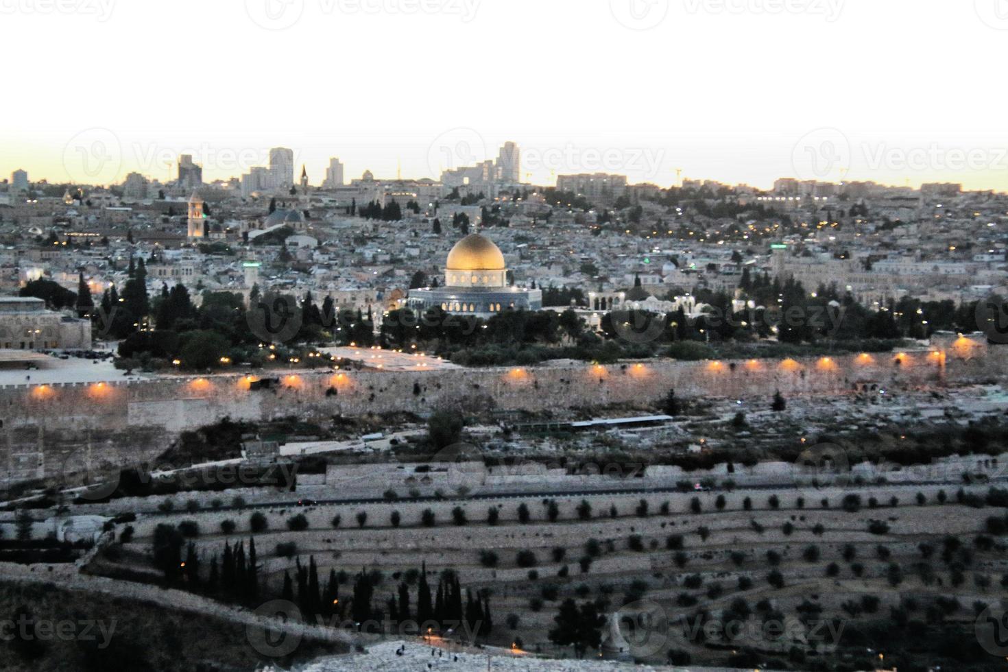 ein sonnenuntergang über jerusalem vom ölberg aus foto