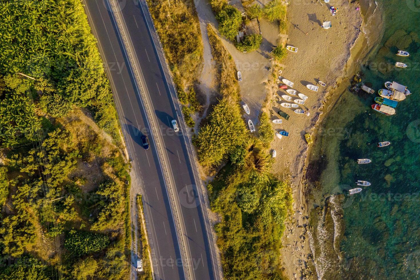 Luft. Straße und Wellen treiben zum felsigen Ufer. foto