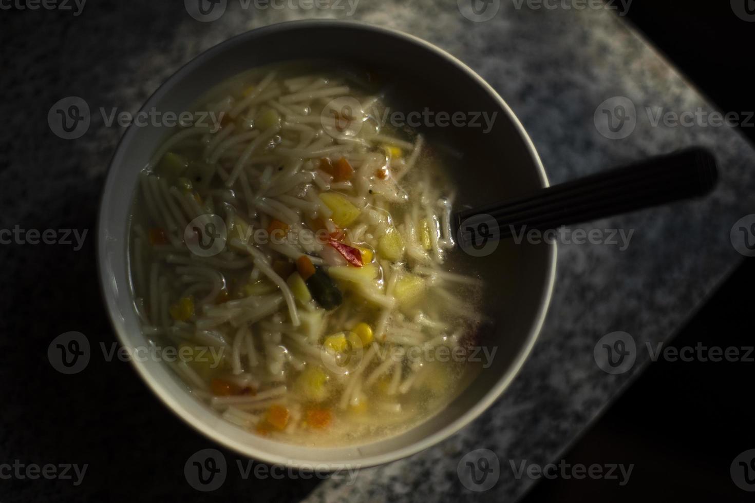 Suppe auf dem Teller. Mittagessen am Tisch. gesundes Essen. foto