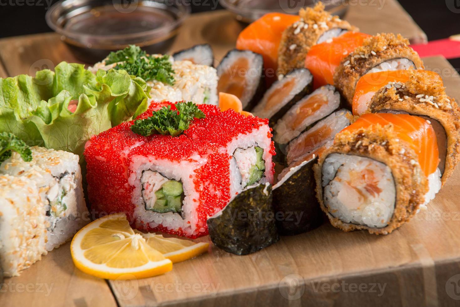 eine Nahaufnahme eines Sushi-Sets auf einer Holzplatte foto