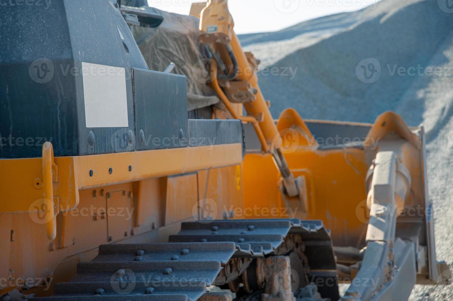 ein Nahtraktor, der in einem Industriebaugebiet arbeitet foto