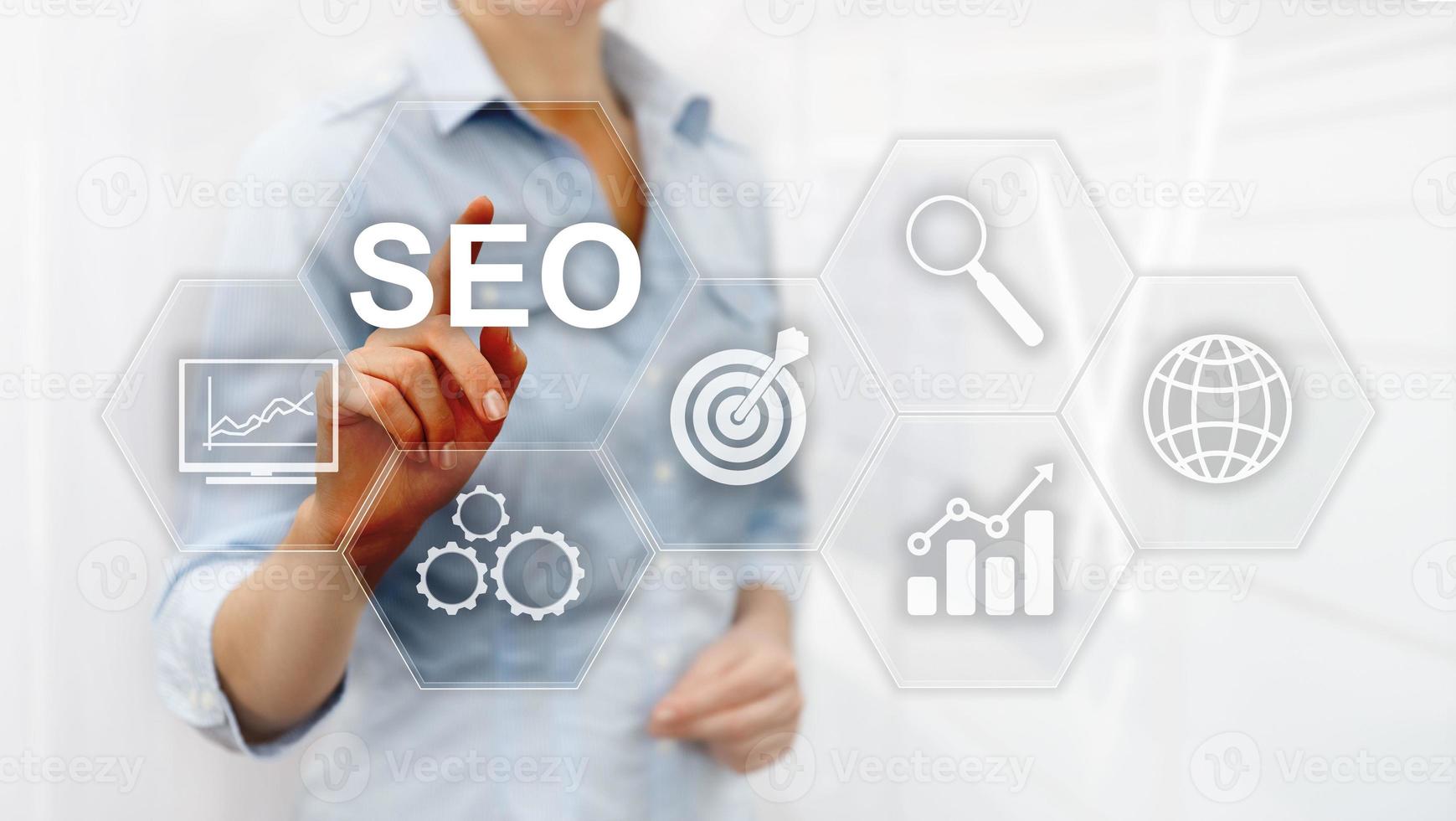 SEO - Suchmaschinenoptimierung, digitales Marketing und Internettechnologiekonzept auf unscharfem Hintergrund. foto