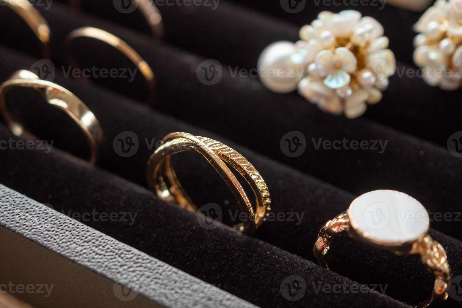 Goldschmuck-Diamantringe werden in einer Vitrine für Luxus-Einzelhandelsgeschäfte gezeigt foto