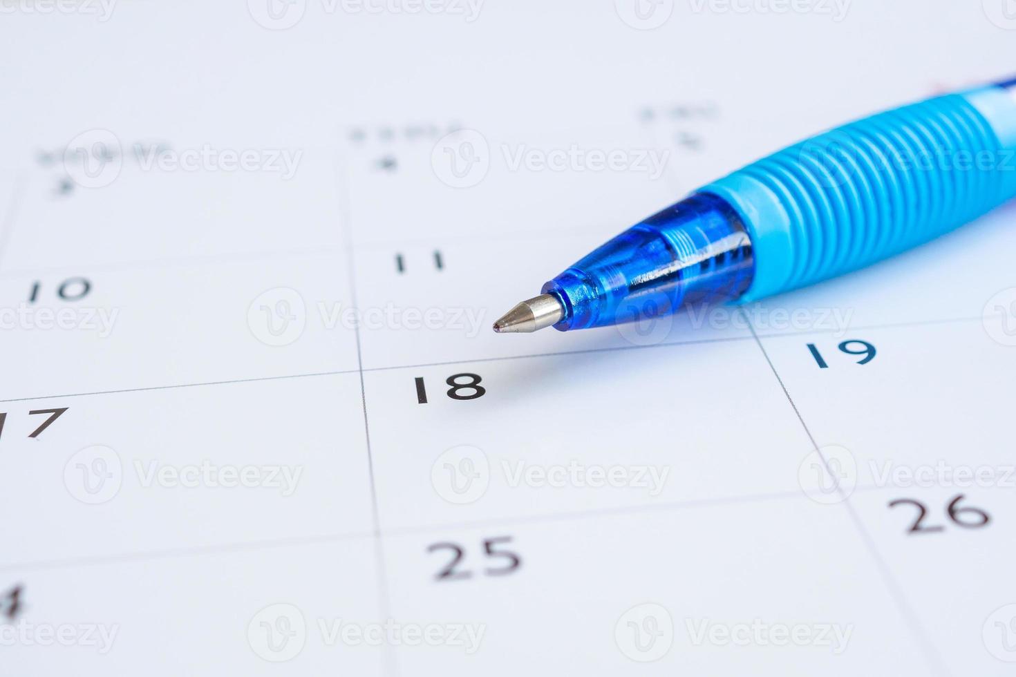blauer Stift auf Kalenderseite Hintergrund Geschäftsplanung Termin Meeting Konzept foto
