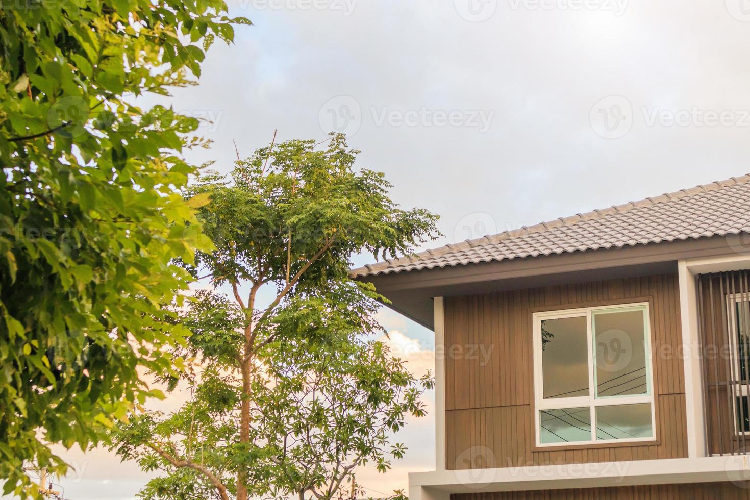 Außenansicht des modernen Hauses mit Himmel foto