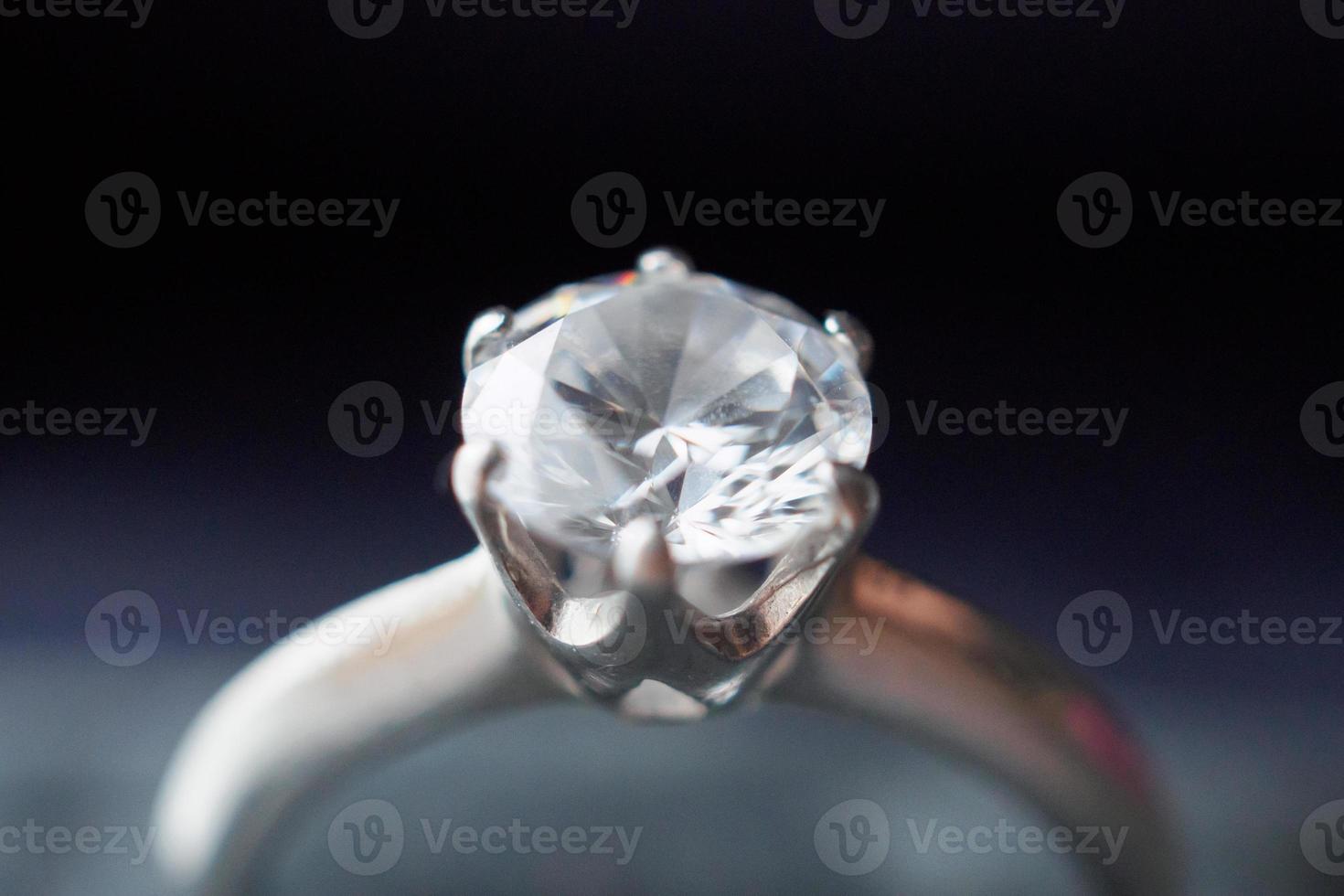 Diamantring in Schmuck-Geschenkbox Nahaufnahme Hintergrund foto