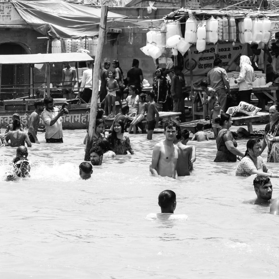 garh mukteshwar, oben, indien, 11. juni 2022 - menschen nehmen anlässlich von nirjala ekadashi ein heiliges bad, einen blick auf garh ganga brij ghat, der ein sehr berühmter religiöser ort für hindus-schwarz und weiß ist foto