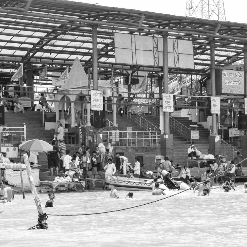 garh mukteshwar, oben, indien, 11. juni 2022 - menschen nehmen anlässlich von nirjala ekadashi ein heiliges bad, einen blick auf garh ganga brij ghat, der ein sehr berühmter religiöser ort für hindus-schwarz und weiß ist foto