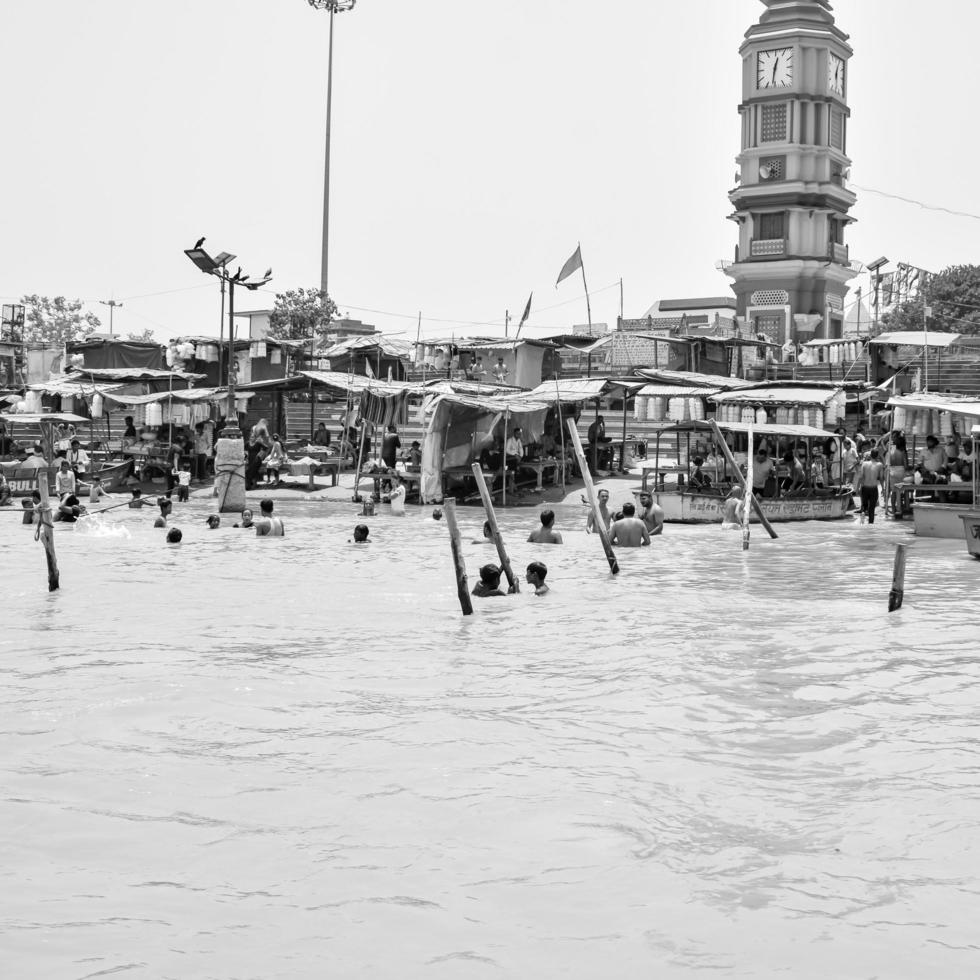 garh mukteshwar, oben, indien, 11. juni 2022 - menschen nehmen anlässlich von nirjala ekadashi ein heiliges bad, einen blick auf garh ganga brij ghat, der ein sehr berühmter religiöser ort für hindus-schwarz und weiß ist foto