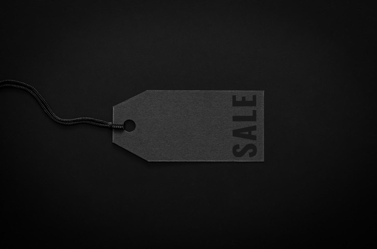ein schwarzes Verkaufspreisschild auf schwarzem Hintergrund zum Einkaufen und Rabatt auf das Konzept des schwarzen Freitags. foto