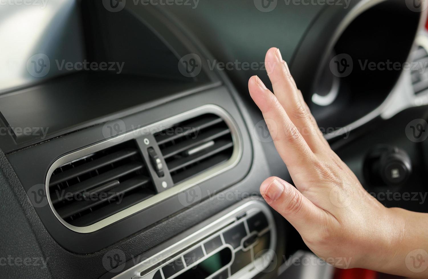 hand, die klimaanlage im auto überprüft 13028395 Stock-Photo bei