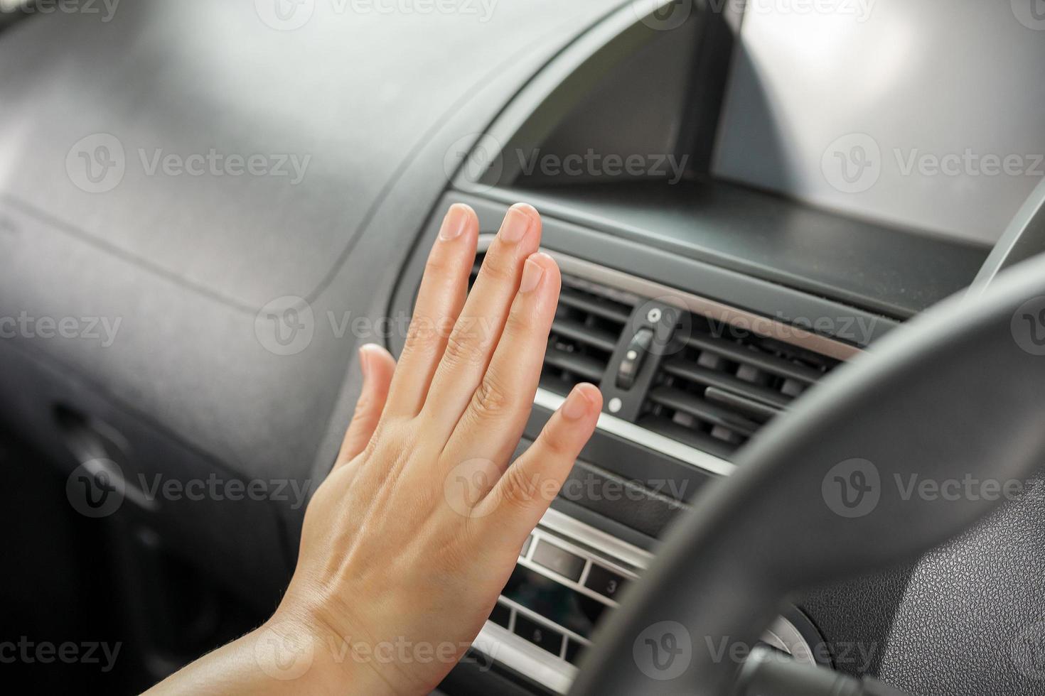 hand, die klimaanlage im auto überprüft 13028395 Stock-Photo bei Vecteezy