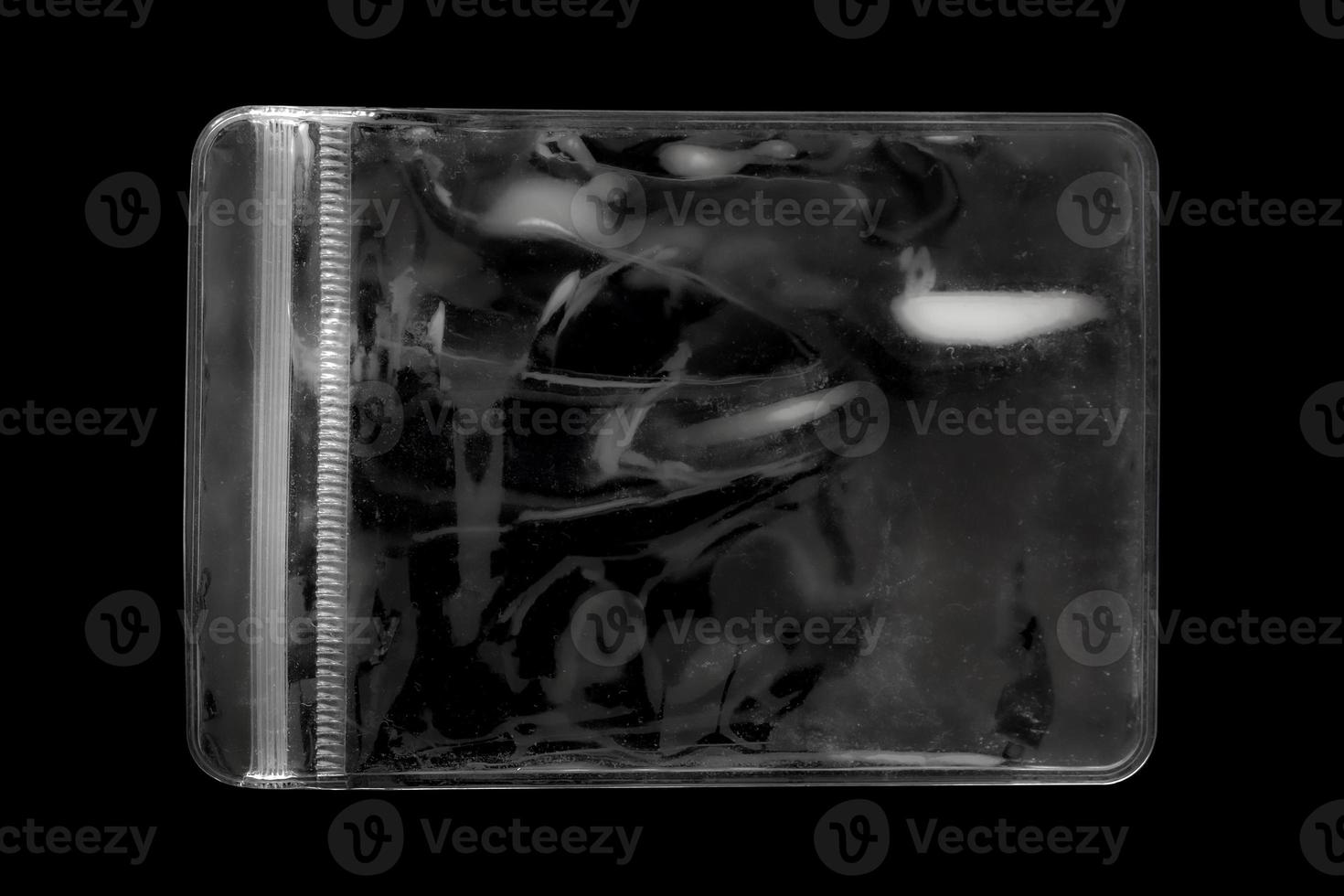 leere transparente Plastiktütenauflage auf schwarzem Hintergrund foto