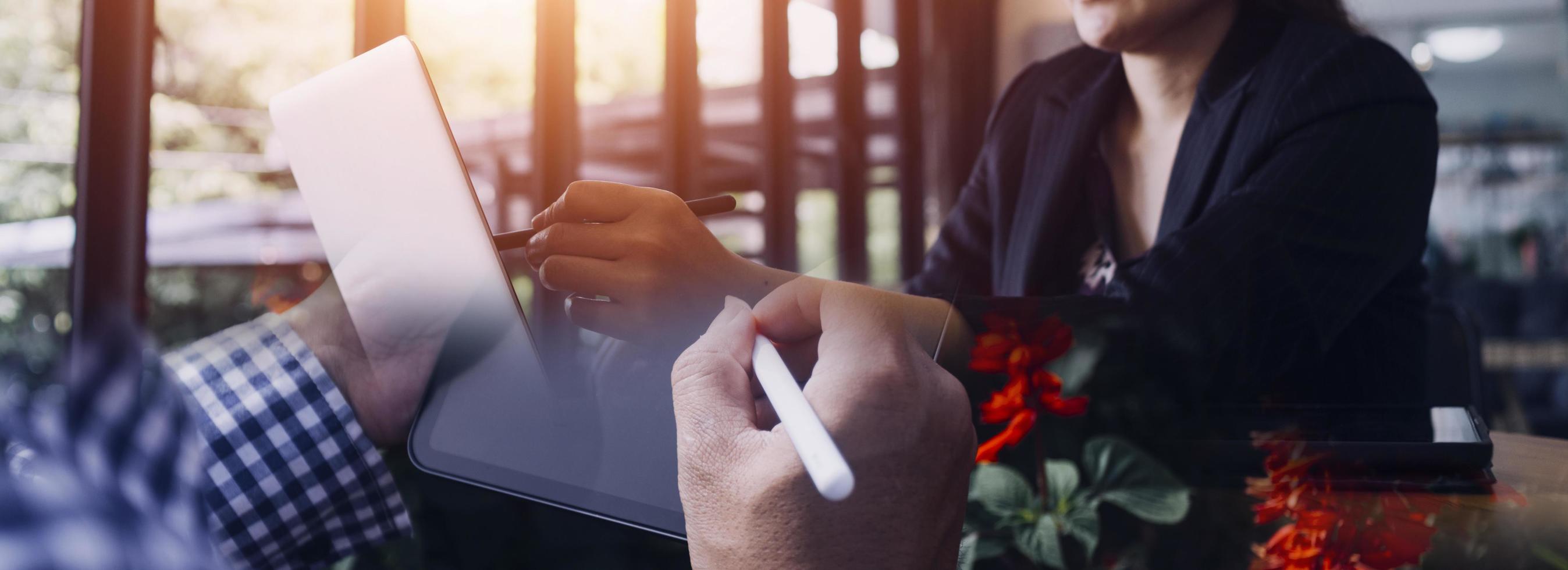 Geschäftsfrau arbeitet mit Laptop-Computer, Tablet und Smartphone im modernen Büro mit virtuellem Symboldiagramm im Modernoffice im Morgenlicht foto