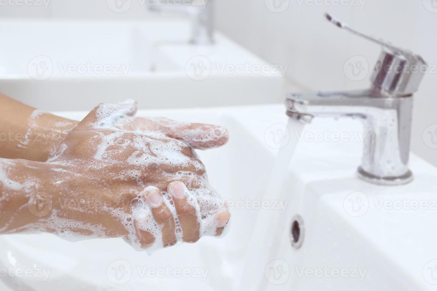 Hygiene. Hände reinigen. Händewaschen mit Seife unter dem Wasserhahn mit Wasser zahlen Schmutz. verhindern sterilisieren keim bakterien krankheit. Gesundheitskonzept. foto