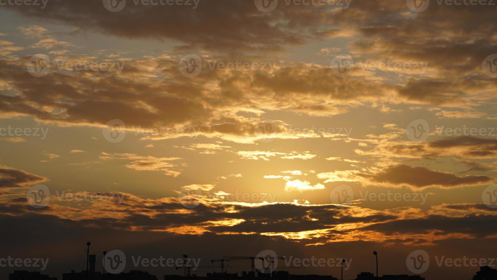 die schöne Aussicht auf den Sonnenuntergang mit den bunten Wolken und dem Himmel in der Stadt foto