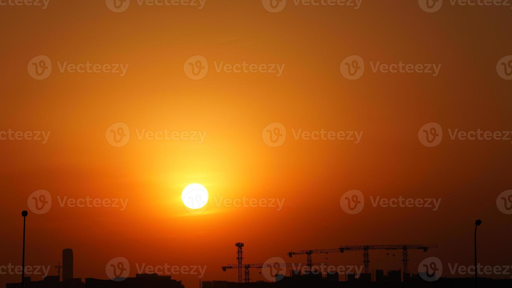 die schöne Aussicht auf den Sonnenuntergang mit den bunten Wolken und dem Himmel in der Stadt foto