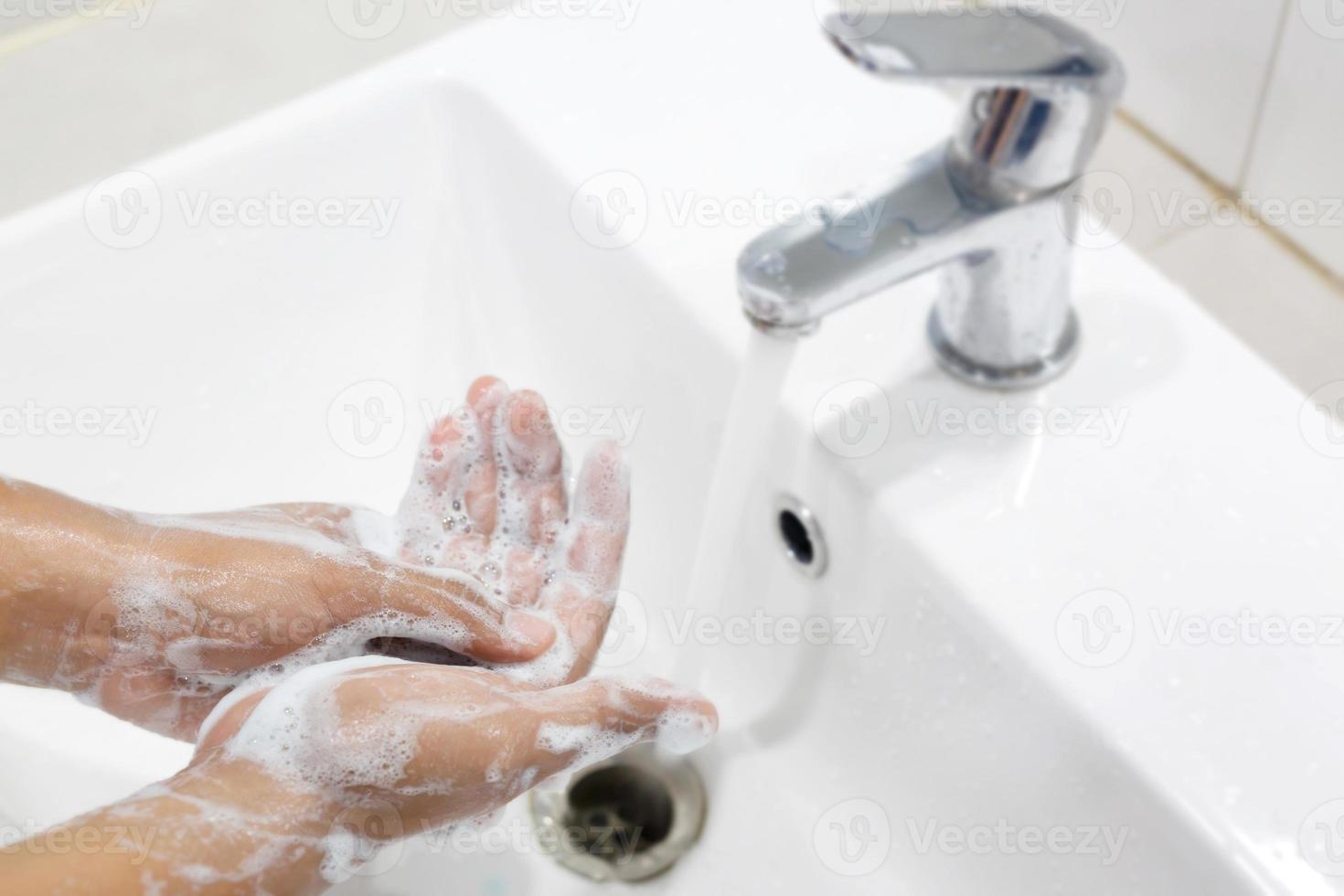 Hygiene. Hände reinigen. Händewaschen mit Seife unter dem Wasserhahn mit Wasser zahlen Schmutz. verhindern sterilisieren keim bakterien krankheit. Gesundheitskonzept. foto