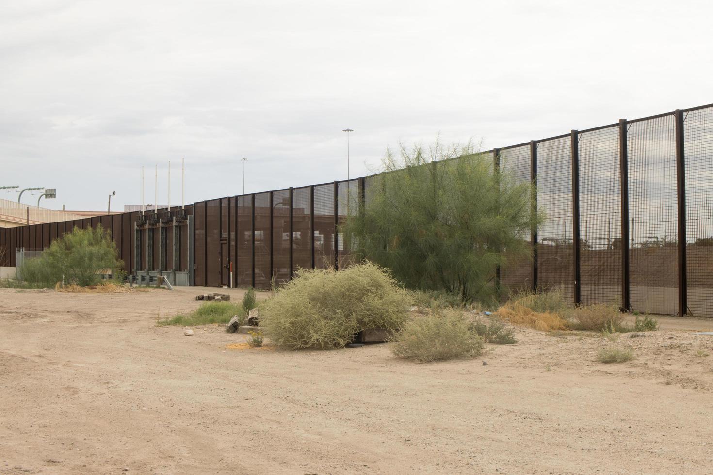 el paso, texas, usa 29. september 2022 grenzmauer entlang der us-mexikanischen grenze in der nähe der innenstadt el paso foto