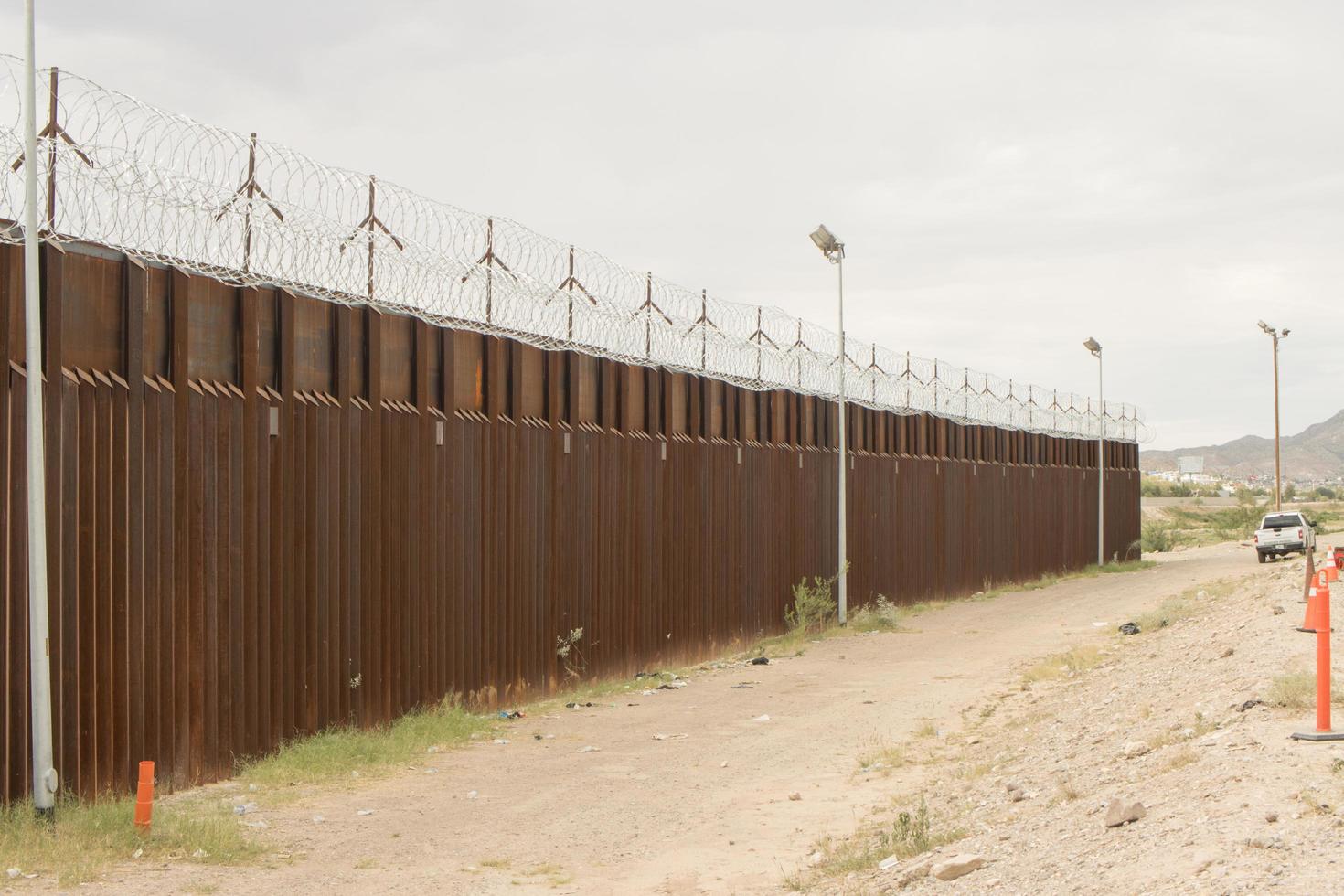 el paso, texas, usa 29. september 2022 grenzmauer entlang der us-mexikanischen grenze in der nähe der innenstadt el paso foto