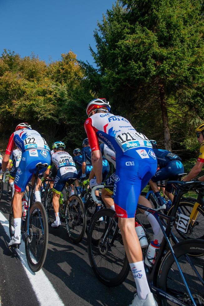 italien 2022 giro di lombardia gruppe radfahrer, die sich an der begehung von dossena beteiligen foto