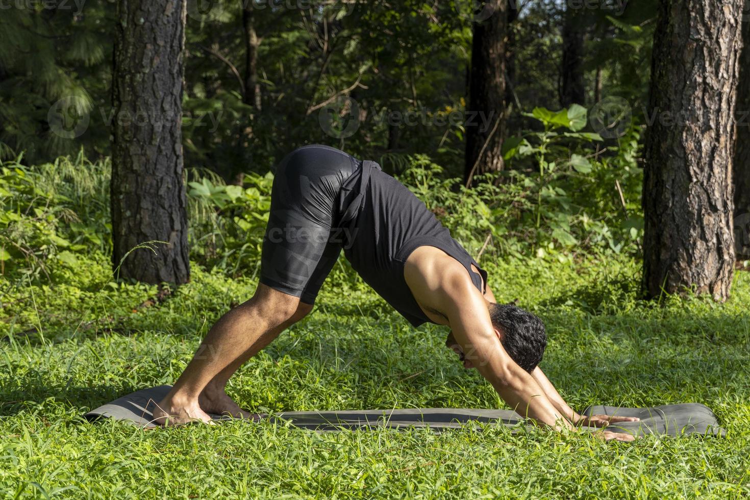 junger Mann, Yoga oder Reiki, im Wald sehr grüne Vegetation, in Mexiko, Guadalajara, Bosque Colomos, Hispanoamerikaner, foto