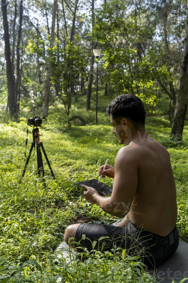 hispanischer latino-mann, der unterricht gibt, während er von einer kamera aufgezeichnet wird und ein tablet in der hand hält, mexiko foto