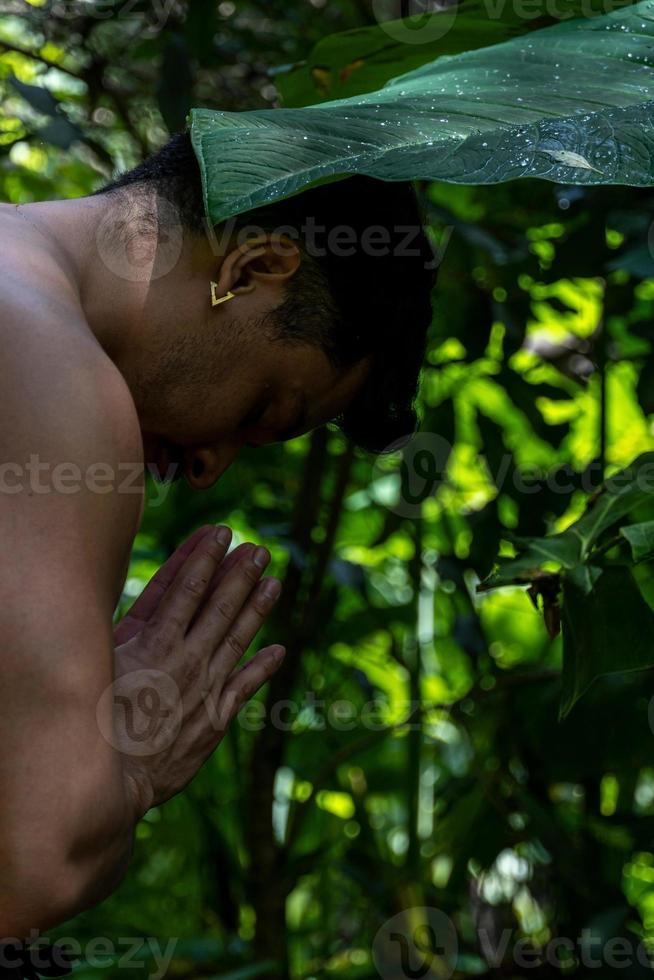 junger Mann, Yoga oder Reiki, im Wald sehr grüne Vegetation, in Mexiko, Guadalajara, Bosque Colomos, Hispanoamerikaner, foto