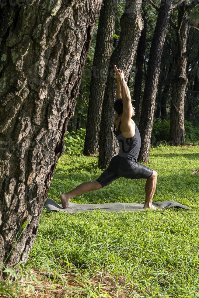 junger Mann, Yoga oder Reiki, im Wald sehr grüne Vegetation, in Mexiko, Guadalajara, Bosque Colomos, Hispanoamerikaner, foto