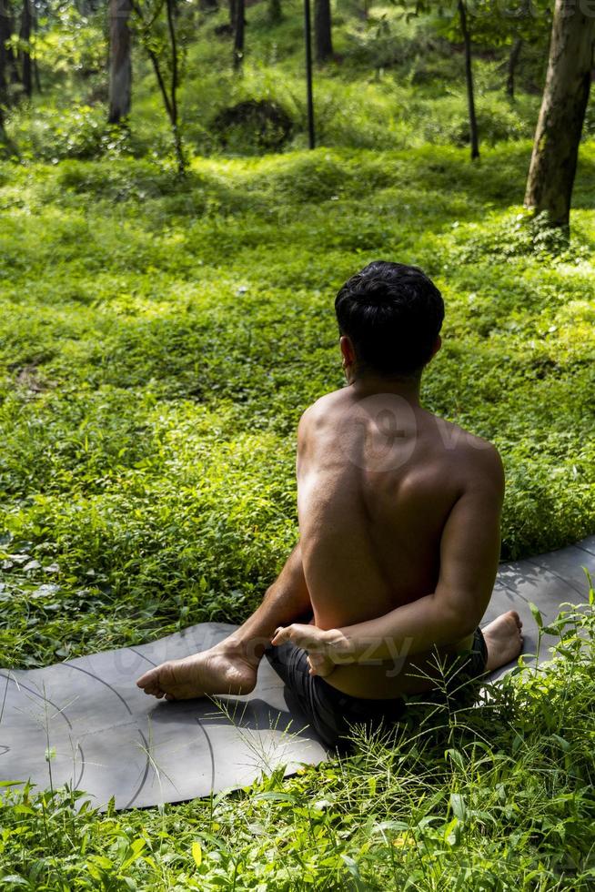 mann aus der nähe gesehen, ohne hemd, das dehnungen auf yogamatte macht, übung, lateinamerika foto